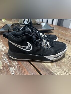 Nike Kyrie Flytrap 6GS Black and White High-Top Basketball Shoes in size 5Y